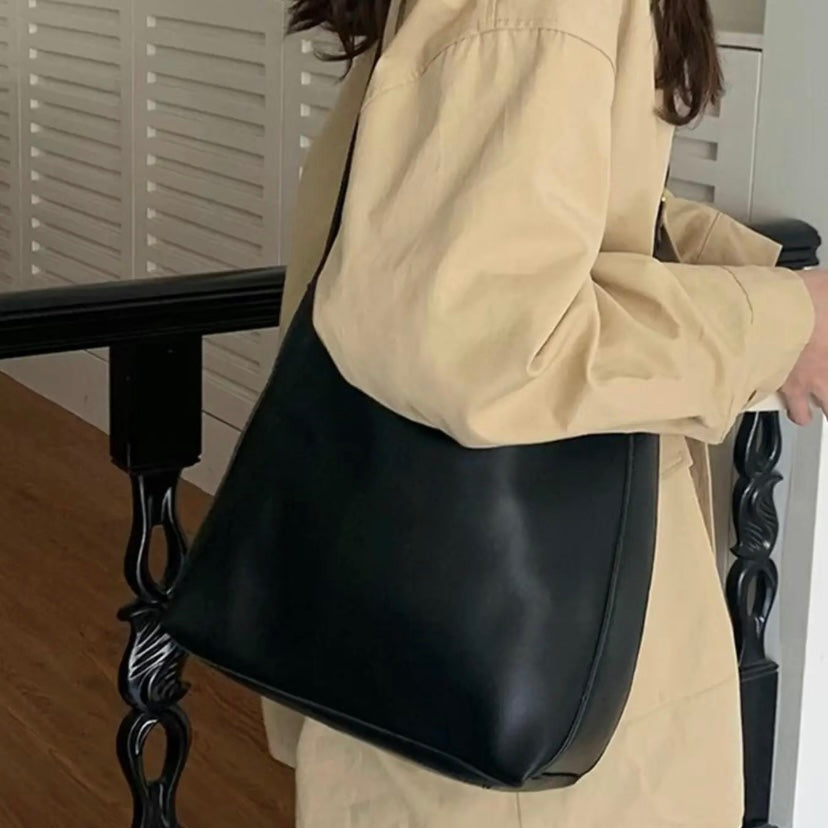 https://cdn.shopify.com/s/files/1/1057/5383/7908/files/Amelie____Elegant_Leather_Bag_3.jpg?v=1785187530