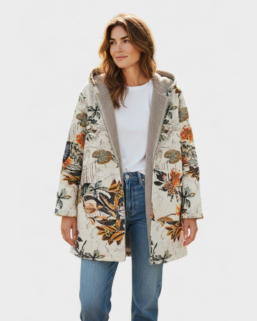 https://cdn.shopify.com/s/files/1/1057/5383/7908/files/Elena-Boho-Kwiatowy-Plaszcz-Sherpa-z-Kapturem_2e90ecd1-b487-4cf1-a18e-b71f74146443.jpg?v=1789031660