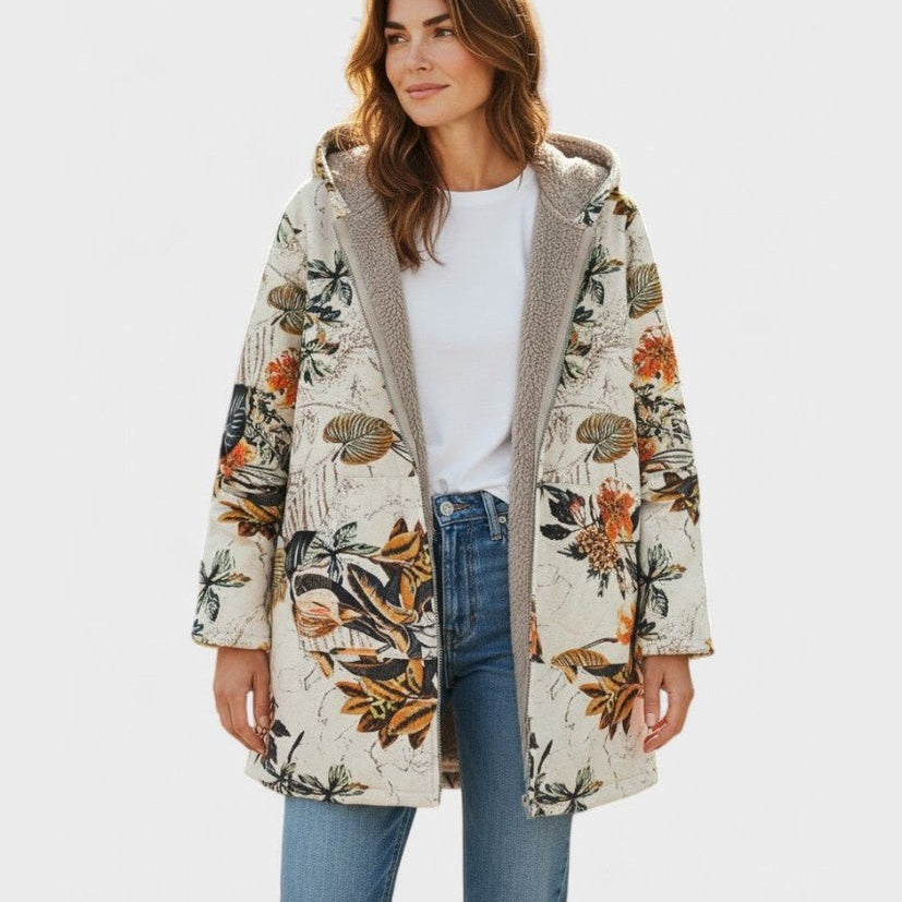 https://cdn.shopify.com/s/files/1/1057/5383/7908/files/Elena-Boho-Kwiatowy-Plaszcz-Sherpa-z-Kapturem_2e90ecd1-b487-4cf1-a18e-b71f74146443.jpg?v=1789031660