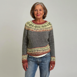 https://cdn.shopify.com/s/files/1/1057/5383/7908/files/Frances-Vintage-Islandstrikpullover-2_798bb76d-bba3-4dca-a9eb-703de9c98da7.png?v=1787911227