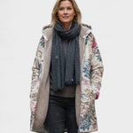 https://cdn.shopify.com/s/files/1/1057/5383/7908/files/Ivy-Pastelowa-Botaniczna-Kurtka-Fleece_d97d65b3-599b-427f-b6f7-87fd5405b6d6.jpg?v=1789031662