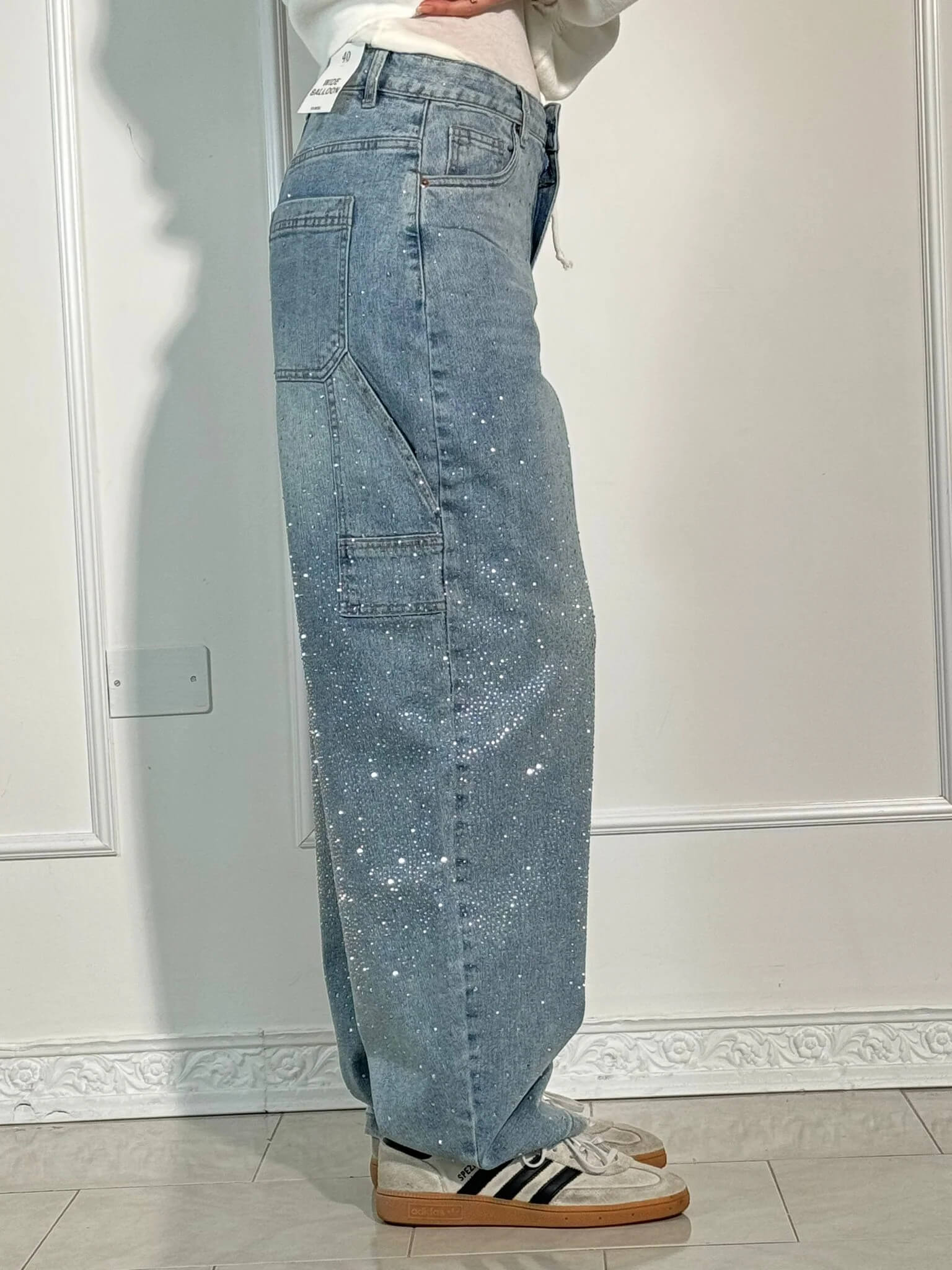 https://cdn.shopify.com/s/files/1/1037/6196/9489/files/JeansNEWBALOONCARPENTERSHINEDENIM_2.jpg?v=1787578565
