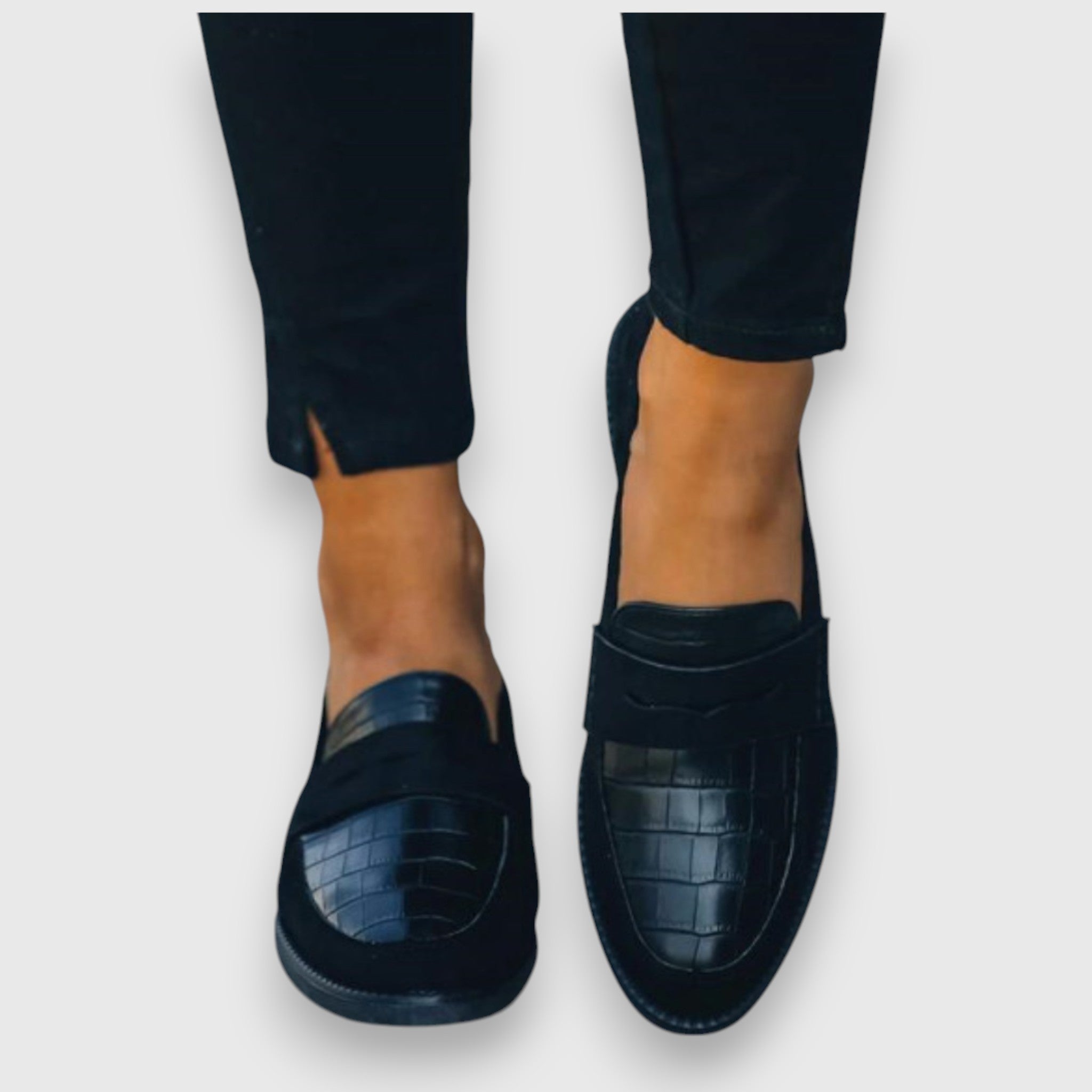 https://cdn.shopify.com/s/files/1/1057/5383/7908/files/Loafers-Leder-Flach-Slipper-Schuhe-fur-Frauen-Leyna-Moda-3-Photoroom_ef18d4ac-87c7-4785-a4f2-6f2dd0afb4e9.jpg?v=1785187872