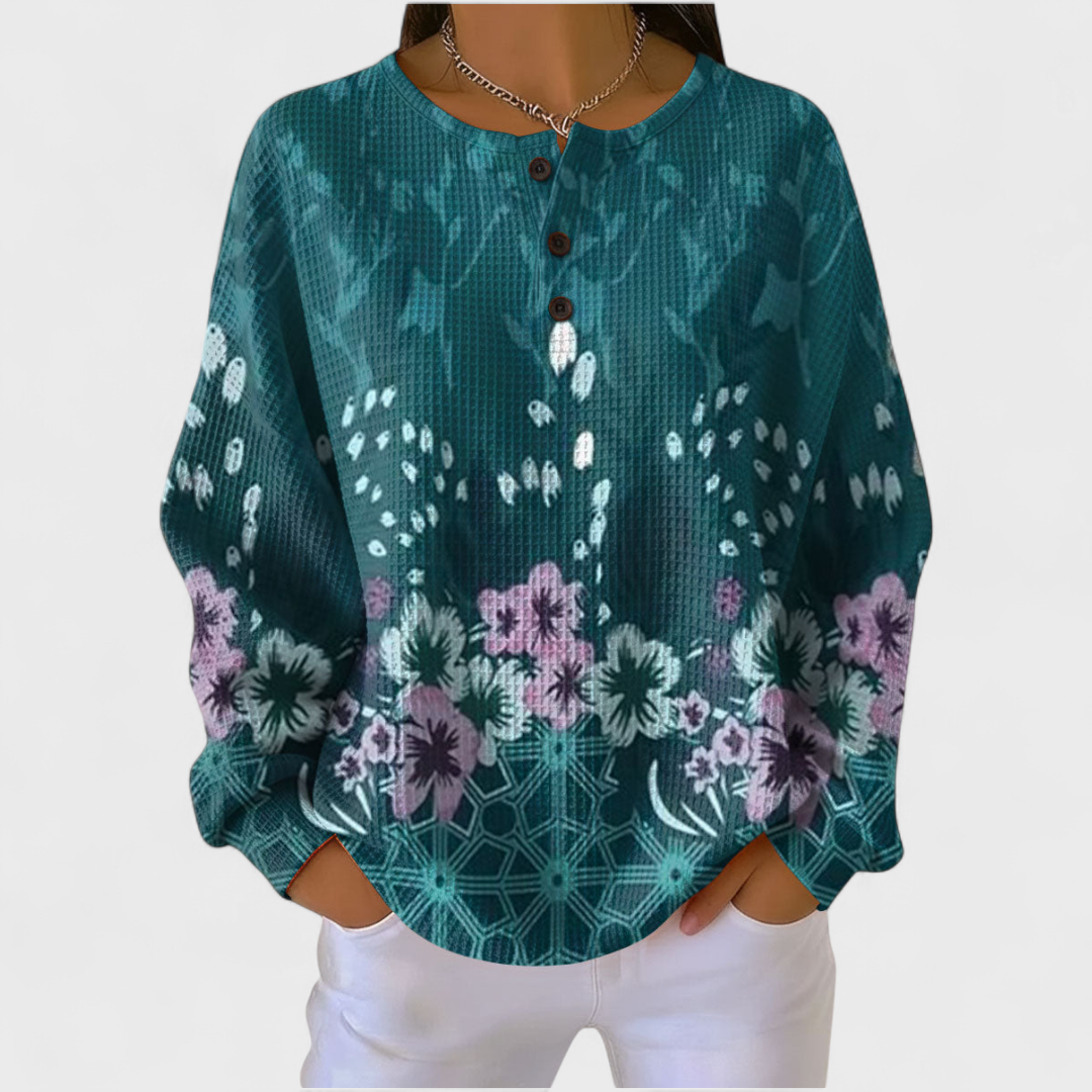 https://cdn.shopify.com/s/files/1/1057/5383/7908/files/Nora-Pullover-med-blomsterdesign-Photoroom-Photoroom.png?v=1787529695