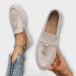 https://cdn.shopify.com/s/files/1/1057/5383/7908/files/damen-beige-loafer-elegant_2-Photoroom.jpg?v=1785187842