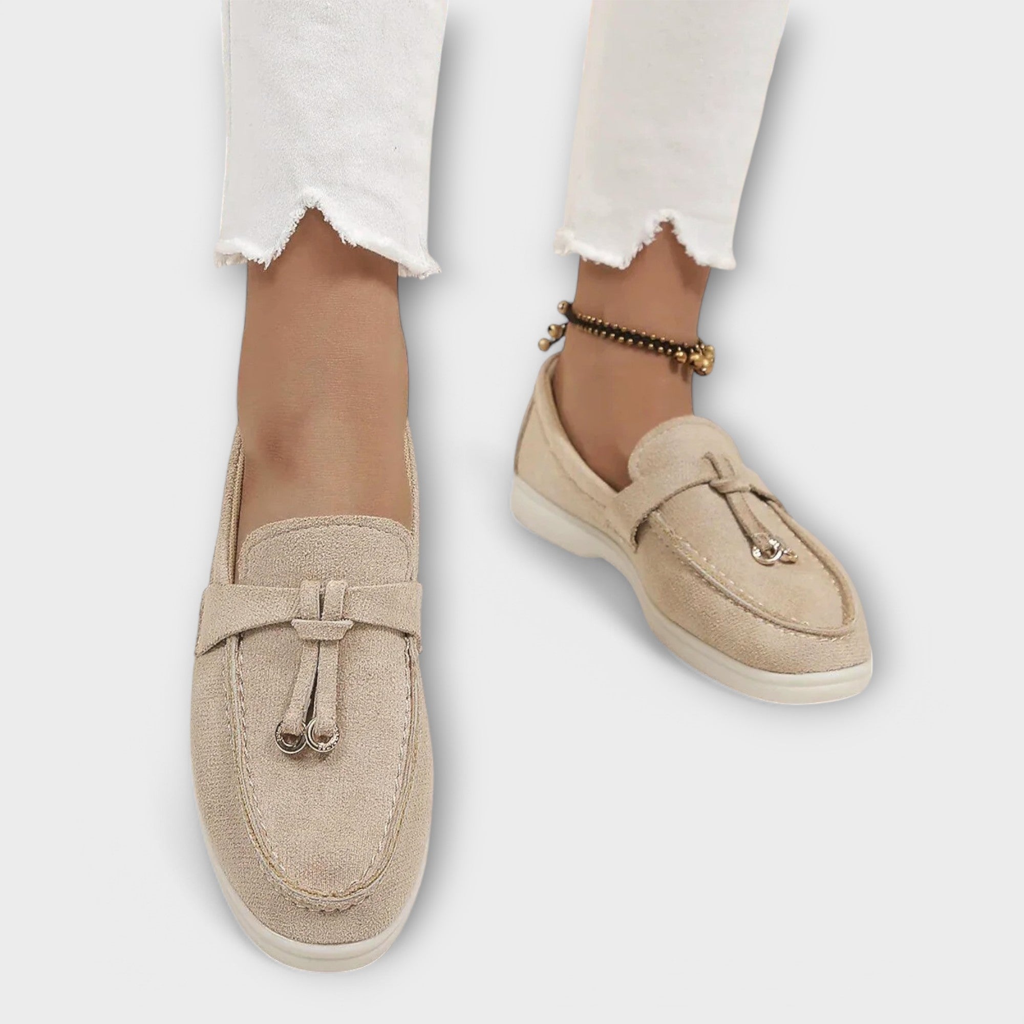 https://cdn.shopify.com/s/files/1/1057/5383/7908/files/damen-beige-loafer-elegant_3-Photoroom.jpg?v=1785187842