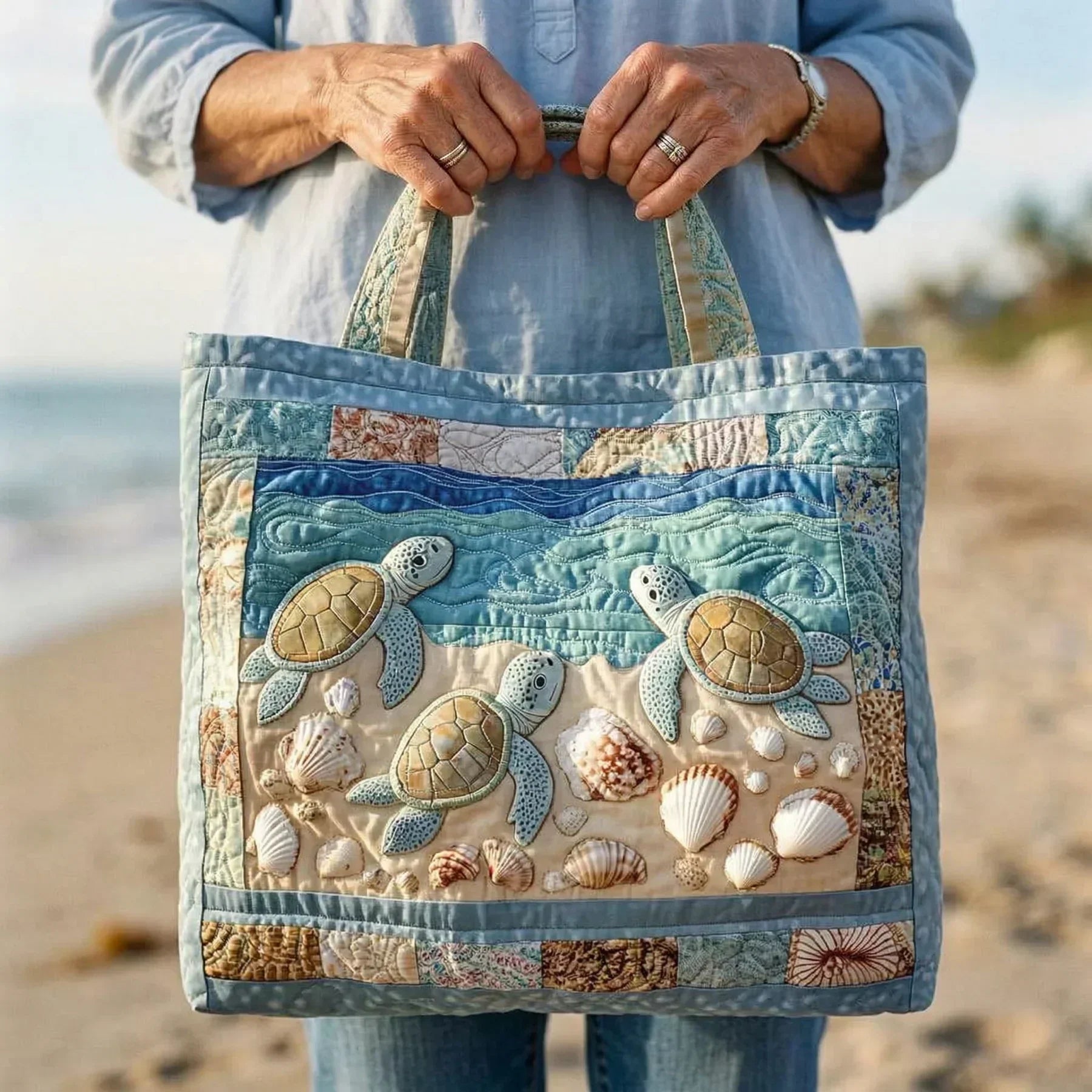https://cdn.shopify.com/s/files/1/1057/5383/7908/files/freepik__faa-uma-imagem-de-uma-senhora-segurando-este-saco-__26134_ffe2ee30-0009-479e-8284-74a0ea7acbed.webp?v=1786316359