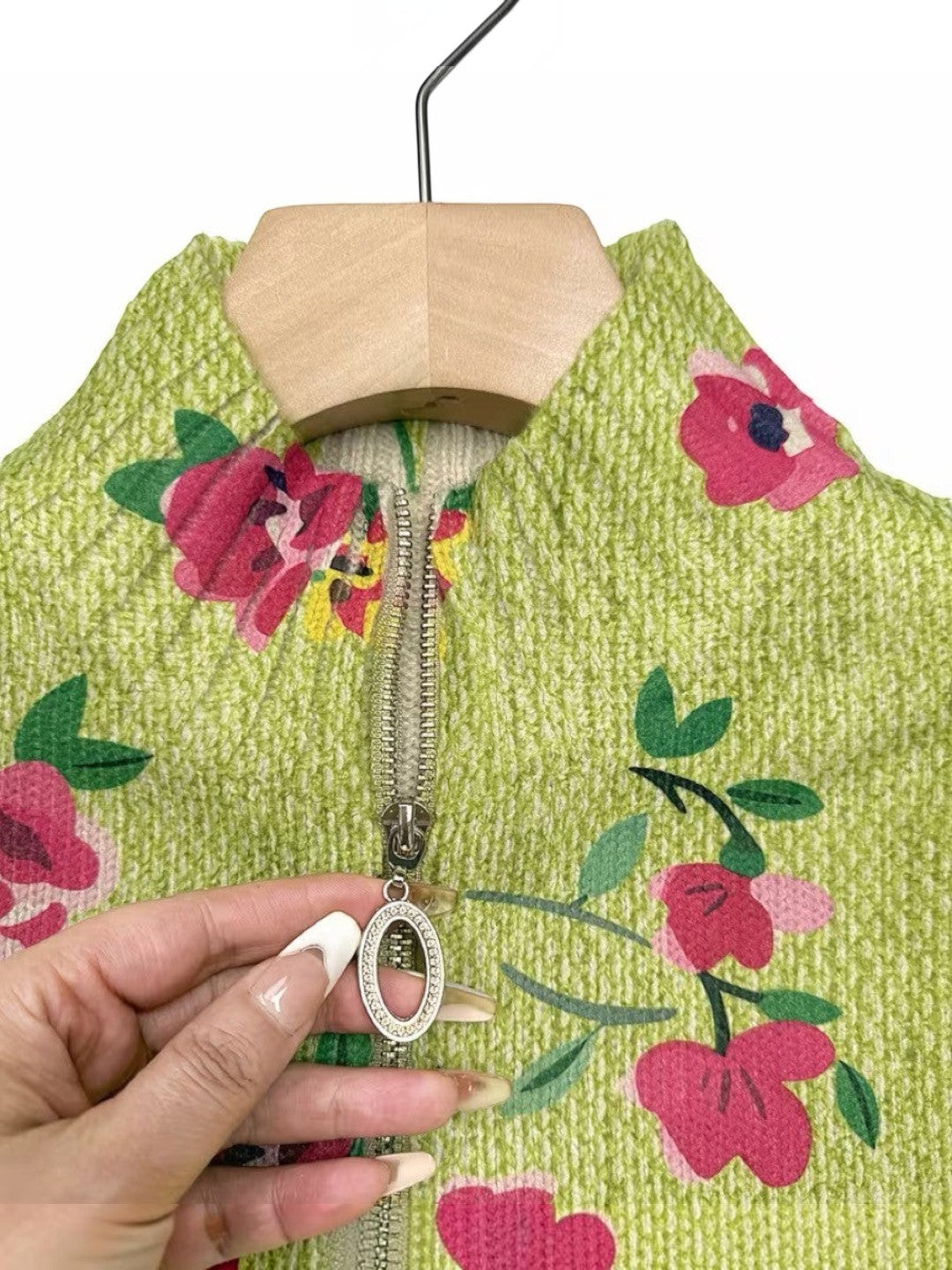 https://cdn.shopify.com/s/files/1/1057/5383/7908/files/modehaus-behrens-cardigan-verde-floral_c4e9c63a-d1f3-4a2d-9cc5-37dd479c3686.jpg?v=1788891707