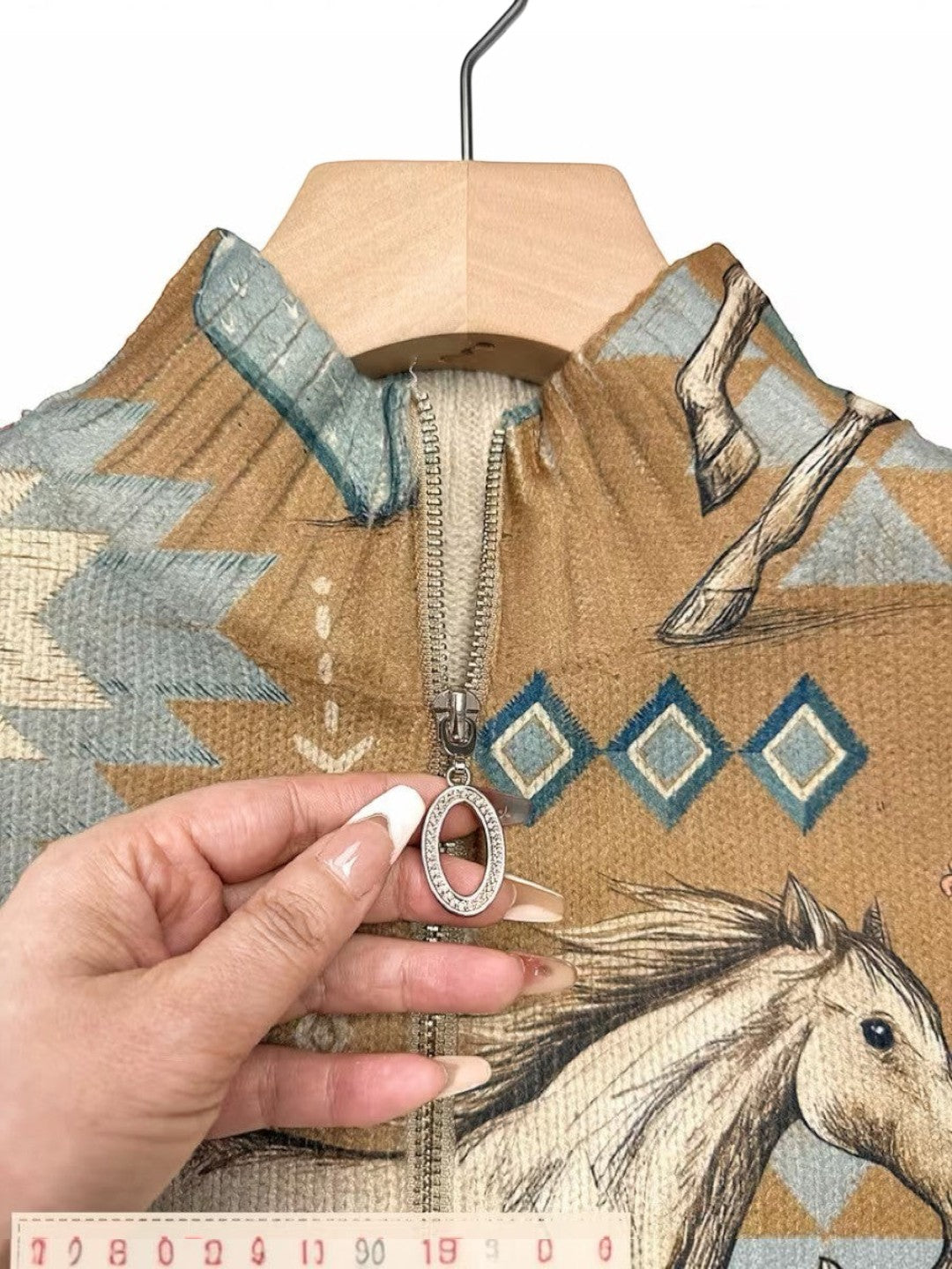 https://cdn.shopify.com/s/files/1/1057/5383/7908/files/modehaus-behrens-jaqueta-cavalos-cactos.jpg?v=1788891709