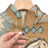 https://cdn.shopify.com/s/files/1/1057/5383/7908/files/modehaus-behrens-jaqueta-cavalos-cactos.jpg?v=1788891709