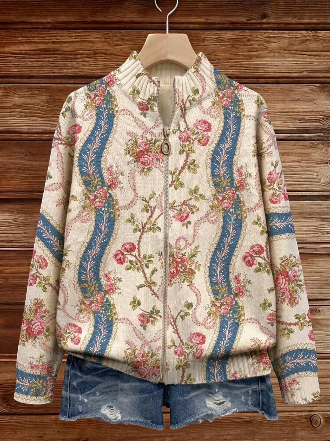 https://cdn.shopify.com/s/files/1/1057/5383/7908/files/modehaus-behrens-strickjacke-rosenmuster_cd485f1d-c22a-4b88-92a5-db5c43e0fa88.jpg?v=1788891695